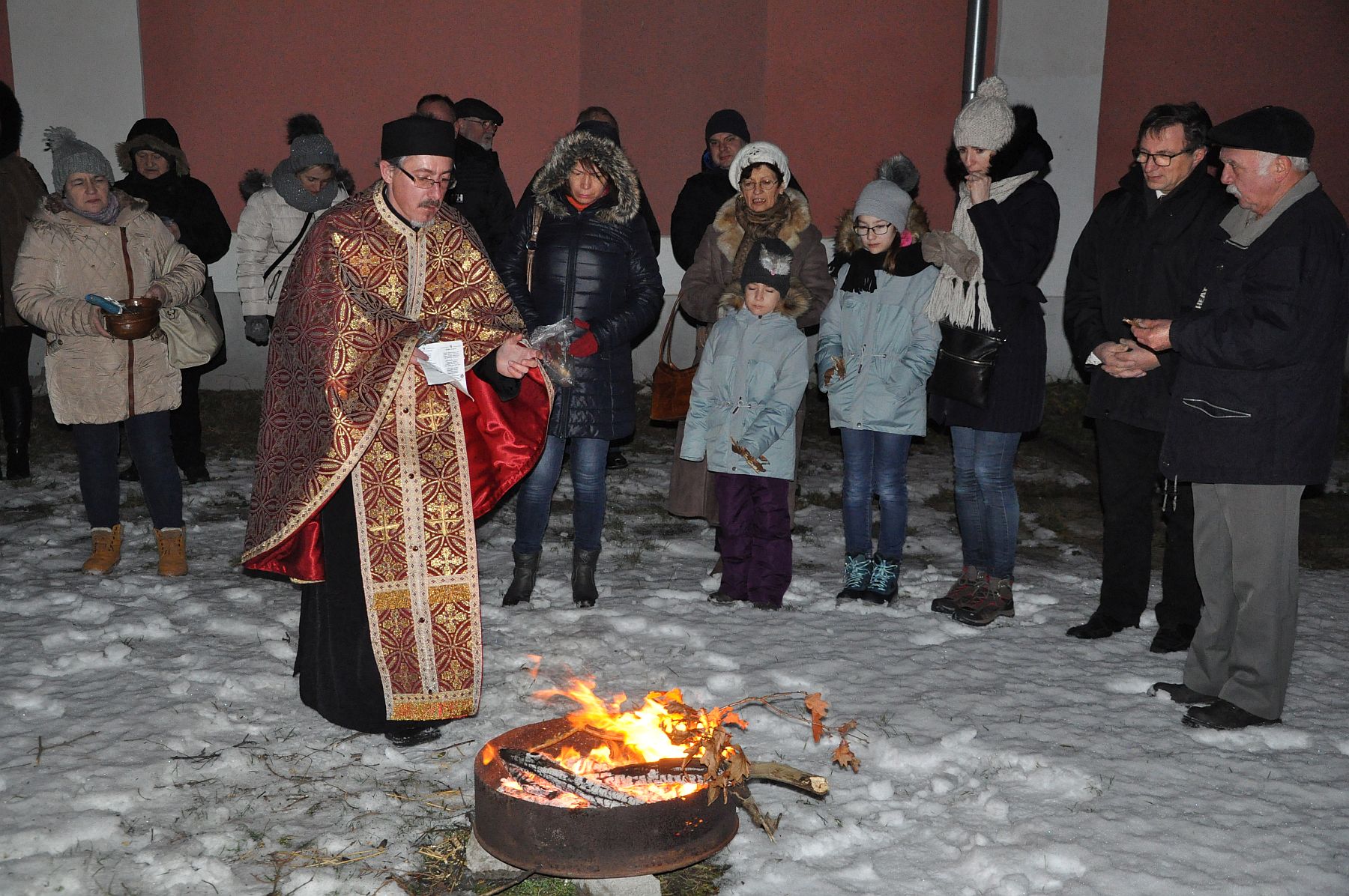 Vecsernyével és tűzgyújtással ünnepelték Fehérváron az ortodox karácsony előestéjét